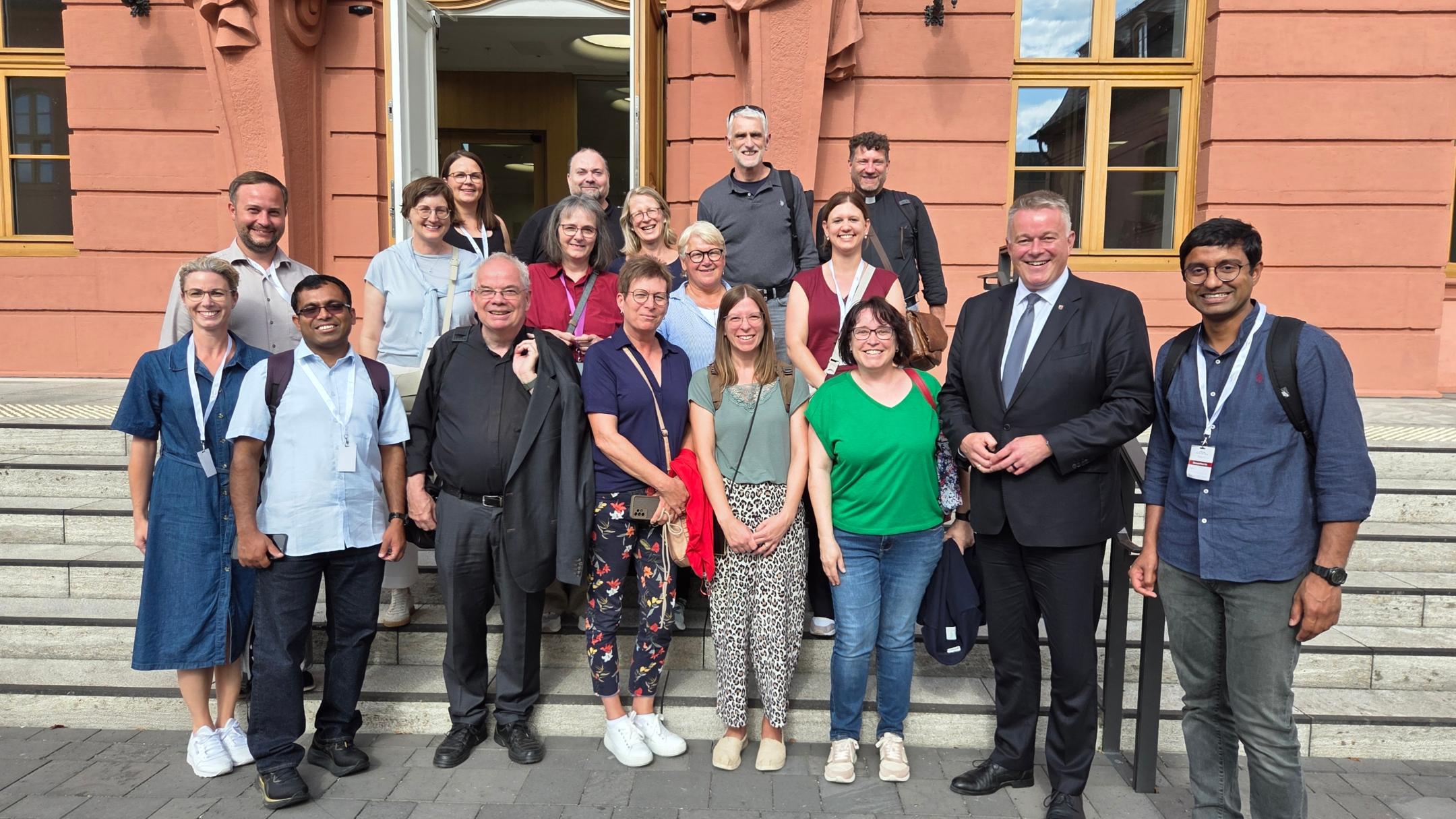 Gruppenfoto vor dem Mainzer Landtag mit Ministerpräsident Schnieder